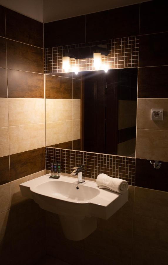 Neptun Hotel Legnica Luaran gambar