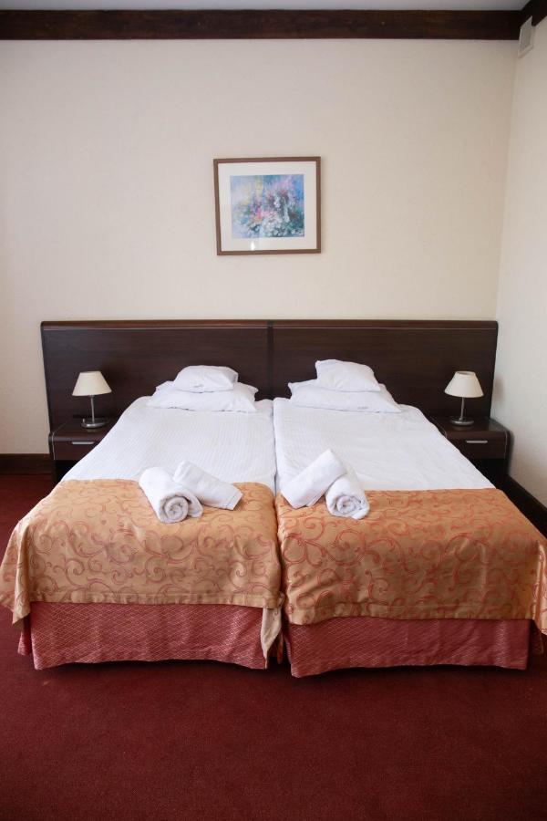 Neptun Hotel Legnica Luaran gambar
