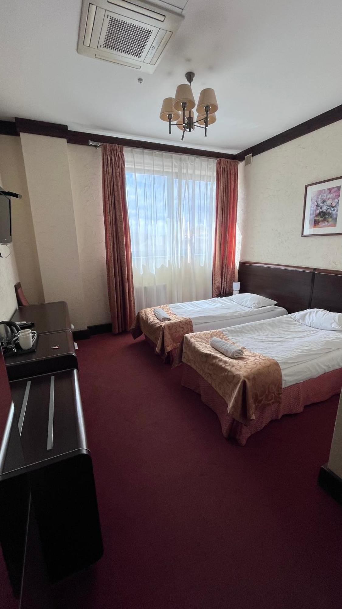 Neptun Hotel Legnica Luaran gambar